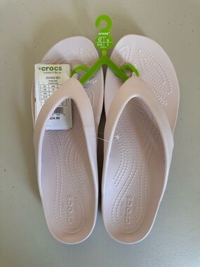 New, Woman’s Kadee ll Flip Crocs sandals